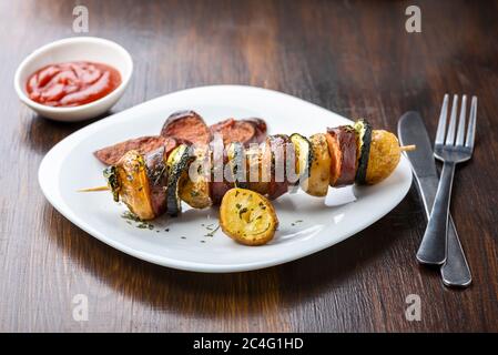 brochettes de pommes de terre cuites avec saucisse et courgettes - directement du four Banque D'Images