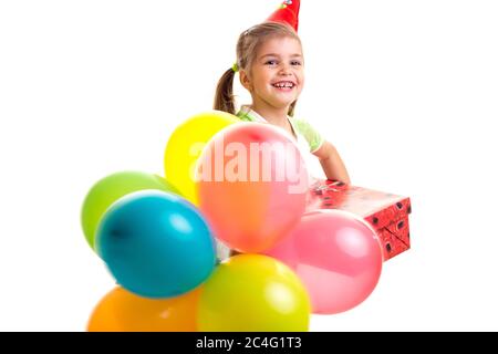 Petite fille gaie célébrant son anniversaire avec des ballons multicolores Banque D'Images