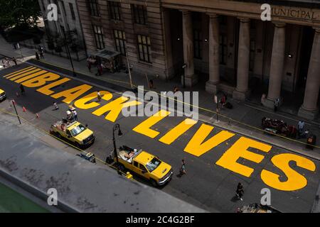 Brooklyn, États-Unis d'Amérique . 26 juin 2020. Une vue d'ensemble de la fresque de Black Lives Matter en face de Brooklyn Borough Hall le 26 juin 2020. (Photo de Gabriele Holtermann/Sipa USA) crédit: SIPA USA/Alay Live News Banque D'Images