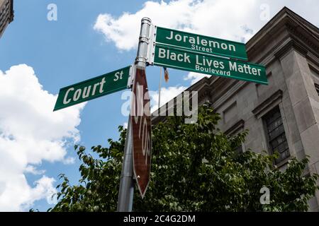 Brooklyn, États-Unis d'Amérique . 26 juin 2020. Le panneau de rue « Black Lives Matter Boulevard » dévoilé honorant le mouvement Black Lives Matter à Brooklyn, New York, le 26 juin 2020. (Photo de Gabriele Holtermann/Sipa USA) crédit: SIPA USA/Alay Live News Banque D'Images