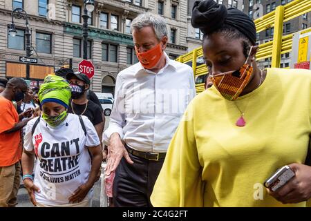 Brooklyn, États-Unis d'Amérique . 26 juin 2020. Le maire Bill de Blasio visite la fresque de la matière de la vie noire de Brooklyn à l'extérieur du Brooklyn Borough Hall le 26 juin 2020. (Photo de Gabriele Holtermann/Sipa USA) crédit: SIPA USA/Alay Live News Banque D'Images