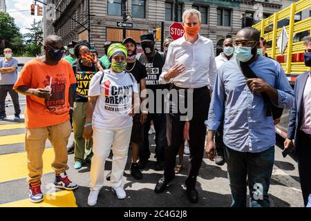 Brooklyn, États-Unis d'Amérique . 26 juin 2020. Le maire Bill de Blasio visite la fresque de la matière de la vie noire de Brooklyn à l'extérieur du Brooklyn Borough Hall le 26 juin 2020. (Photo de Gabriele Holtermann/Sipa USA) crédit: SIPA USA/Alay Live News Banque D'Images