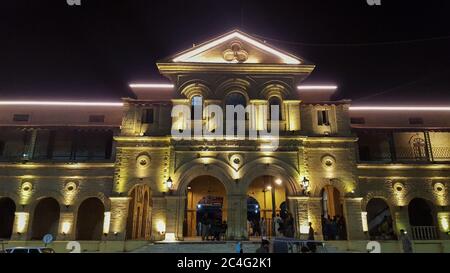 Bel immeuble de la gare de Karachi Cantt la nuit, à Karachi, Pakistan 13/11/2019 Banque D'Images