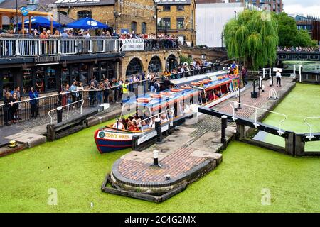 La route historique Hampstead se verrouille sur le canal Regent's dans la ville de Camden Banque D'Images