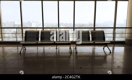 Chaises vides d'UNE salle d'attente dans UN bâtiment architectural de Modren en UNE journée Banque D'Images