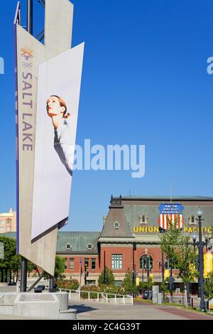 Bannière olympique d'hiver et Union Station, Salt Lake City, Utah, États-Unis, Amérique du Nord Banque D'Images