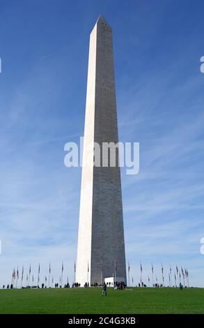 De nombreux visiteurs autour du Washington Monument sur la National Mall, Washington, DC, USA Banque D'Images