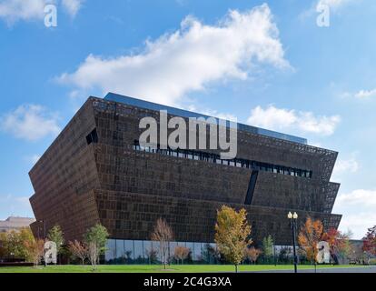 Le Musée national d'histoire et de culture afro-américaines, ouvert en 2016, est situé dans le National Mall, Washington, DC, USA Banque D'Images