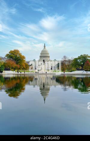 Des réflexions du Capitole des États-Unis et du Mémorial Ulysses S. Grant sont visibles dans le bassin de réflexion du Capitole, Washington, DC, Etats-Unis Banque D'Images