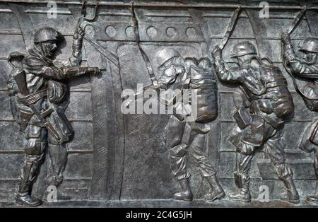 Parachutistes prêts à sauter d'un avion de transport. Bronze bas-relief situé sur le Mémorial de la Seconde Guerre mondiale, Washington, DC, Etats-Unis. Banque D'Images