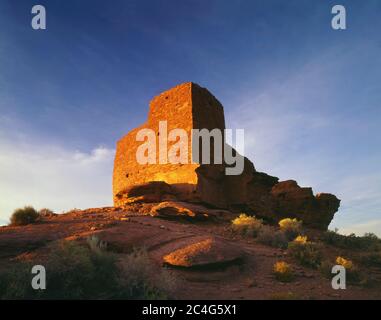 Monument national de Wupatki AZ / AOÛT la première lumière réchauffe la ruine de Sinagua de Wukoki. Également connu sous le nom de la Grande maison. Banque D'Images