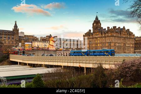 Waverley Bridge et The Balmoral Hotel le jour de l'an, Édimbourg, Écosse, Royaume-Uni. Banque D'Images