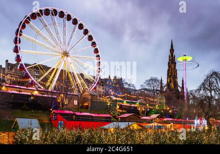 Grande roue et autres attractions de Princes Street, Gardens on New Yan Day, Édimbourg, Écosse, Royaume-Uni. Banque D'Images