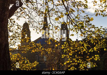 Tours et flèche de l'église paroissiale de St Cuthbert à l'extrémité ouest de Princes Street Gardens, Édimbourg, Écosse, Royaume-Uni. Banque D'Images