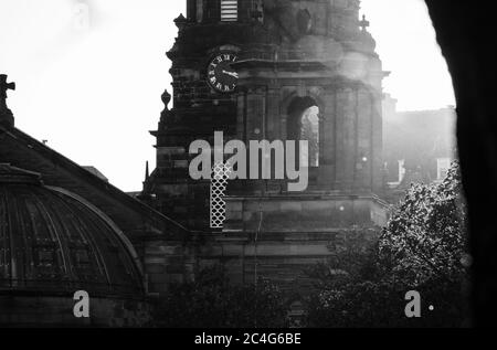 Image monochrome (noir et blanc) de l'église paroissiale de St Cuthbert à l'extrémité ouest des jardins de Princes Street, Édimbourg, Écosse, Royaume-Uni. Banque D'Images