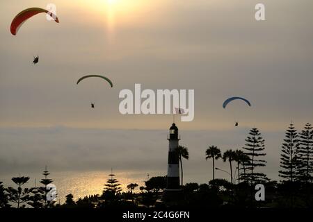 Pérou Lima - parapente au Phare Faro la Marina Banque D'Images