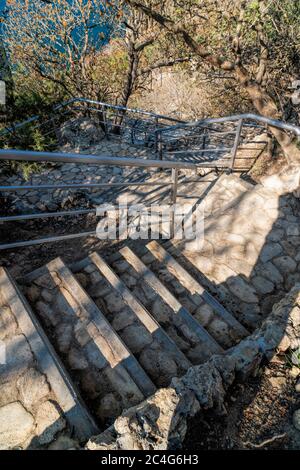 Escalier en pierre après rénovation sur le sentier menant du monastère de Saint-George à Jasper Beach, Cape Fiolent, Crimée Russie environ 800 marches Banque D'Images