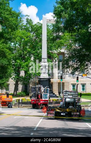 Le Confederate Monument, situé sur le terrain du Capitole de Caroline du Nord, est préparé pour être retiré. Banque D'Images