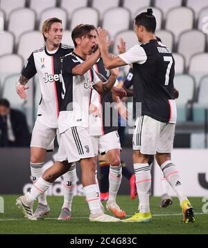 Turin, Italie. 26 juin 2020. Paulo Dybala (C) du FC Juventus célèbre son but avec Cristiano Ronaldo (R) lors d'un match de football de Serie A à Turin, Italie, le 26 juin 2020. Crédit: Federico Tardito/ Xinhua/Alamy Live News Banque D'Images