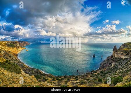 Vue panoramique sur la plage au coucher du soleil, avec une falaise rocheuse éclairée par le coucher du soleil. Exposition longue. Copier l'espace. Le concept de calme Banque D'Images