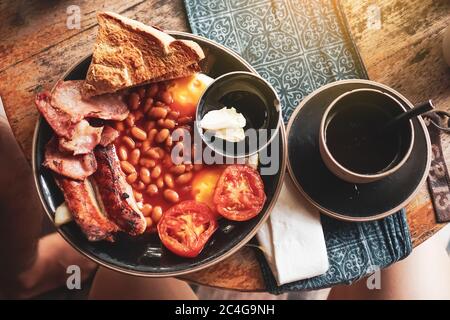 Petit déjeuner sur fond de table ancien en bois. Banque D'Images
