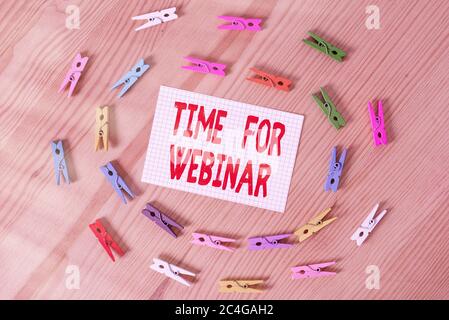 Affiche textuelle indiquant l'heure du webinaire. Photo d'affaires texte eLearning, web conférence, webcasting, collaboration en temps réel papiers couleur de clothpin Banque D'Images