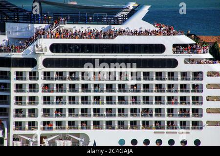 Détail d'un navire de croisière crouded se déplaçant dans le canal San Marco à Venise, Italie. Venise est situé dans un groupe de 117 petites îles qui sont separ Banque D'Images