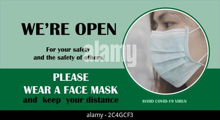 La femme Blur porte un masque de couleur grise avec les messages de sécurité pour le port d'un masque de visage au premier plan. Couverture de face requise. Autocollant de sécurité an Banque D'Images