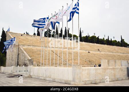Drapeaux olympiques et grecs au stade olympique panathénaïque. Athènes, Grèce Banque D'Images