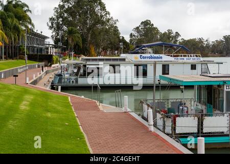 Location de bateaux à moteur amarrés sur la côte de Renmark dans le Riverland South Australia le 21 juin 2020 Banque D'Images