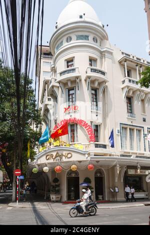 Ho Chi Minh, Vietnam - 23 février 2010 : personnes à l'extérieur de l'hôtel Grand. L'hôtel a été construit en 1930 Banque D'Images