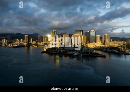Départ d'Honolulu à Hawaï au coucher du soleil Banque D'Images