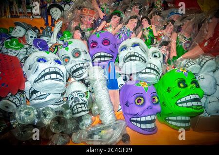 Masques traditionnels mexicains de crâne à vendre sur le marché. Voyage pour le Mexique, l'Amérique latine. Banque D'Images