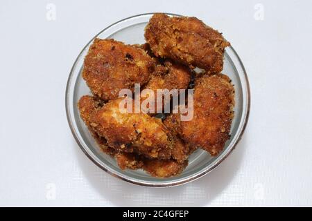 Poulet frit au popcorn isolé sur fond blanc vue du dessus Banque D'Images