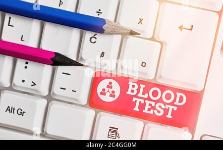 Symbole textuel indiquant le test sanguin. Photo d'entreprise présentant un échantillon de sang extrait d'un organisme pour réaliser une analyse en laboratoire clavier PC blanc avec Banque D'Images