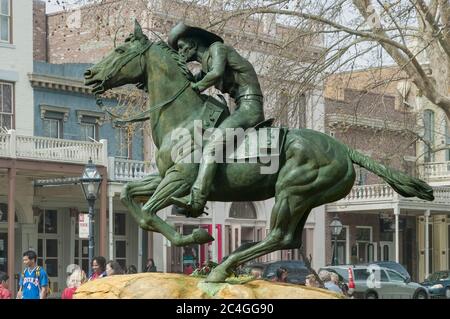 Sacramento, Californie - 22 mars 2006 : statue de Pony Express dans le parc historique national du Vieux Sacramento Banque D'Images