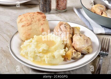 Pilons de poulet frits avec purée de pommes de terre, sauce et un rouleau de repas Banque D'Images