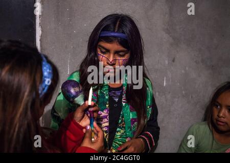 La célèbre fille de la communauté Comcáac joue avec d'autres jeunes filles lors de la dernière soirée de célébration après quatre jours de cérémonie. Son visage est peint avec des motifs ancestraux.la tribu Comcáac ou Seri, comme ils sont connus par beaucoup, sont situés à Punta Chueca, désert de Sonora, près de la côte du pacifique nord du Mexique. La communauté autochtone de Comcáac a une forte présence féminine dans sa culture. Ce sont les principaux organisateurs, promoteurs et personnes qui sont célébrés pendant les rituels et les traditions de la communauté. Cela ne pouvait pas être plus clair, que pendant l'un des plus importants ritua Banque D'Images