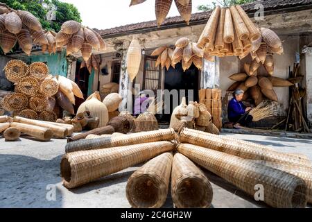 Hung Yen province, Vietnam - 27 mai 2020: Des femmes non identifiées qui vivent dans un village traditionnel sont à tisser des bâtons de bambou pour fabriquer des produits de bambou. Ceux-ci Banque D'Images