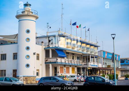 Quai et port de phare de Viareggio Toscane célèbre carnaval et yachts de luxe Banque D'Images