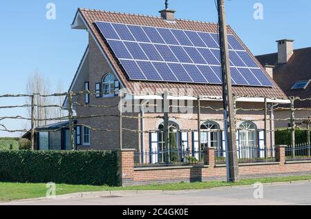 Sint Gillis Waas, Belgique, 22 mars 2020, Maison avec construction de toits étranges et panneaux solaires Banque D'Images