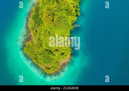 Vue aérienne d'une petite île du lac Kozjak, dans le parc national des lacs de Plitvice, Croatie Banque D'Images
