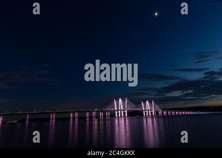 New York, États-Unis. 26 juin 2020. Le gouverneur Mario Cuomo Bridge a allumé en l'honneur du mois de la fierté et de la communauté LGBTQ en couleurs de drapeau transgenre par ordre du gouverneur Andrew Cuomo à New York le 26 juin 2020. New York est le berceau du mouvement des droits LGBTQ et, en 2020, il est le 50e anniversaire de la première Marche de la fierté à New York. (Photo de Lev Radin/Sipa USA) crédit: SIPA USA/Alay Live News Banque D'Images