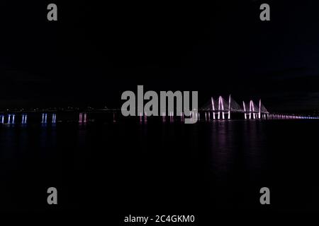 New York, États-Unis. 26 juin 2020. Le gouverneur Mario Cuomo Bridge a allumé en l'honneur du mois de la fierté et de la communauté LGBTQ en couleurs de drapeau transgenre par ordre du gouverneur Andrew Cuomo à New York le 26 juin 2020. New York est le berceau du mouvement des droits LGBTQ et, en 2020, il est le 50e anniversaire de la première Marche de la fierté à New York. (Photo de Lev Radin/Sipa USA) crédit: SIPA USA/Alay Live News Banque D'Images