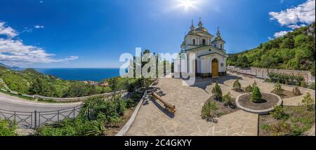 Église chrétienne sur un fond de montagnes. Temple du Saint Archange Michel à Oreanda. La côte sud de la Crimée. Situé sur une falaise rocheuse Banque D'Images
