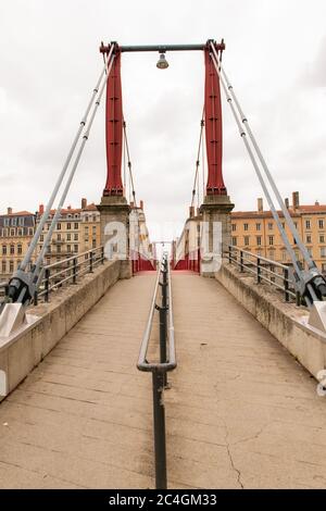Vieux-Lyon, maisons colorées et passerelle dans le centre, sur la rivière Saone Banque D'Images