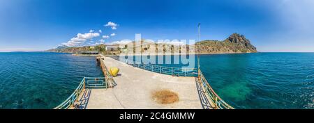 Vue panoramique sur la montagne Kara Dag et la plage du village de Kurortnoe, près de la ville de Feodosia et de la mer Noire. Le concept d'un voyage Banque D'Images