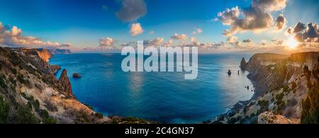 Vue panoramique sur la plage au coucher du soleil, avec une falaise rocheuse éclairée par le coucher du soleil. Exposition longue. Copier l'espace. Le concept de calme Banque D'Images