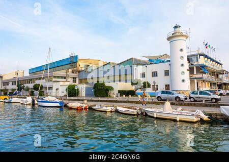 Quai et port de phare de Viareggio Toscane célèbre carnaval et yachts de luxe Banque D'Images