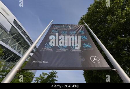 Stuttgart Bad Cannstatt, Allemagne - 22 mai 2020 : un drapeau avec les règles d'hygiène de Corona a été installé devant le musée Mercedes Benz Banque D'Images